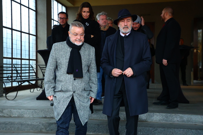 FOTO: Z pohřbu Patrika Hezuckého odcházel Michel Fleischmann v doprovodu Miloše Pokorného. – stránka 5
