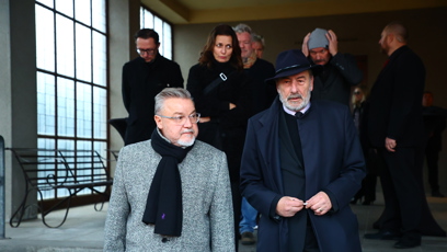 FOTO: Z pohřbu Patrika Hezuckého odcházeli moderátoři posposlu.