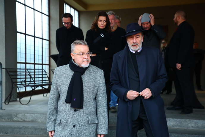 FOTO: Z pohřbu Patrika Hezuckého odcházeli moderátoři posposlu. – stránka 4