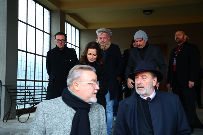 FOTO: Z pohřbu Patrika Hezuckého odcházeli moderátoři posposlu. – stránka 3