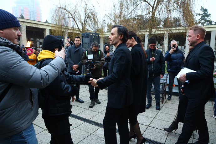 FOTO: Marešovi a Boučkovi odcházeli ze smuteční síně spolu. – stránka 35