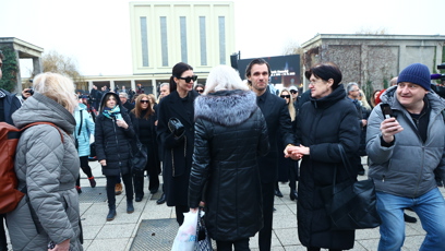 FOTO: Leoše Mareše zastavovali lidé cestou ze smuteční síně.