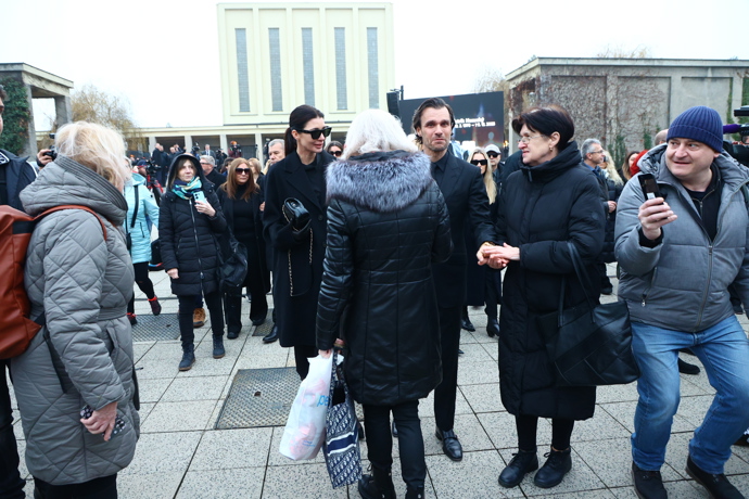 FOTO: Leoše Mareše zastavovali lidé cestou ze smuteční síně. – stránka 27