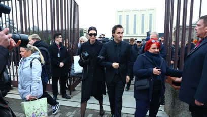 FOTO: Leoše Mareše zastavovali lidé cestou ze smuteční síně.