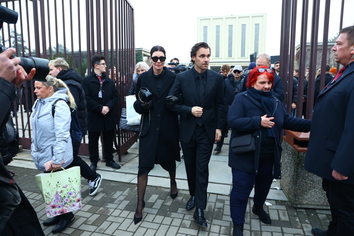 FOTO: Leoše Mareše zastavovali lidé cestou ze smuteční síně. – stránka 26