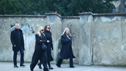 FOTO: Zorka Hejdová odcházela z pohřbu spolu s Lucií Šilhánovou a Katkou Říhovou.