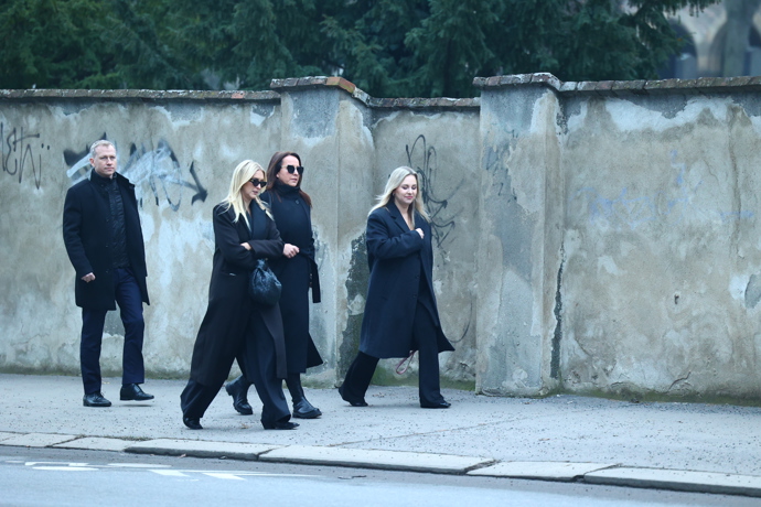 FOTO: Zorka Hejdová odcházela z pohřbu spolu s Lucií Šilhánovou a Katkou Říhovou. – stránka 25