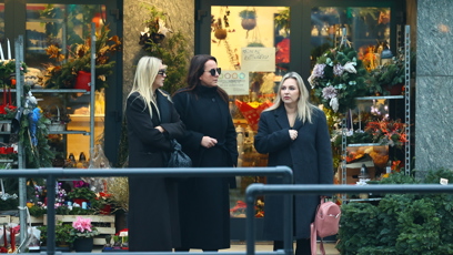 FOTO: Zorka Hejdová odcházela z pohřbu spolu s Lucií Šilhánovou a Katkou Říhovou.