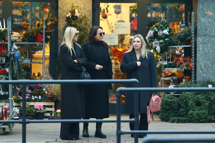 FOTO: Zorka Hejdová odcházela z pohřbu spolu s Lucií Šilhánovou a Katkou Říhovou. – stránka 24