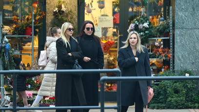 FOTO: Zorka Hejdová odcházela z pohřbu spolu s Lucií Šilhánovou a Katkou Říhovou.