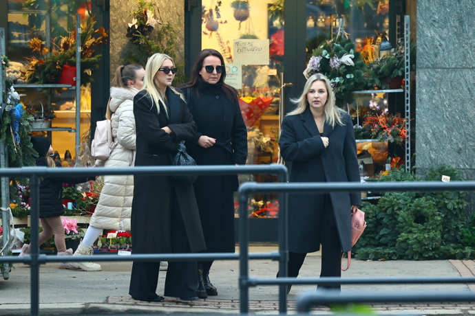 FOTO: Zorka Hejdová odcházela z pohřbu spolu s Lucií Šilhánovou a Katkou Říhovou. – stránka 23