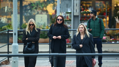 FOTO: Zorka Hejdová odcházela z pohřbu spolu s Lucií Šilhánovou a Katkou Říhovou.