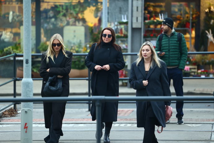 FOTO: Zorka Hejdová odcházela z pohřbu spolu s Lucií Šilhánovou a Katkou Říhovou. – stránka 22