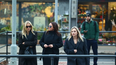 FOTO: Moderátorky Zorka Hejdová, Lucie Šilhánová a Katka Říhová společně odcházely z pohřbu Patrika Hezuckého.