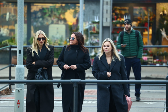 FOTO: Moderátorky Zorka Hejdová, Lucie Šilhánová a Katka Říhová společně odcházely z pohřbu Patrika Hezuckého. – stránka 34