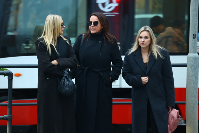 FOTO: Moderátorky Zorka Hejdová, Lucie Šilhánová a Katka Říhová společně odcházely z pohřbu Patrika Hezuckého. – stránka 33