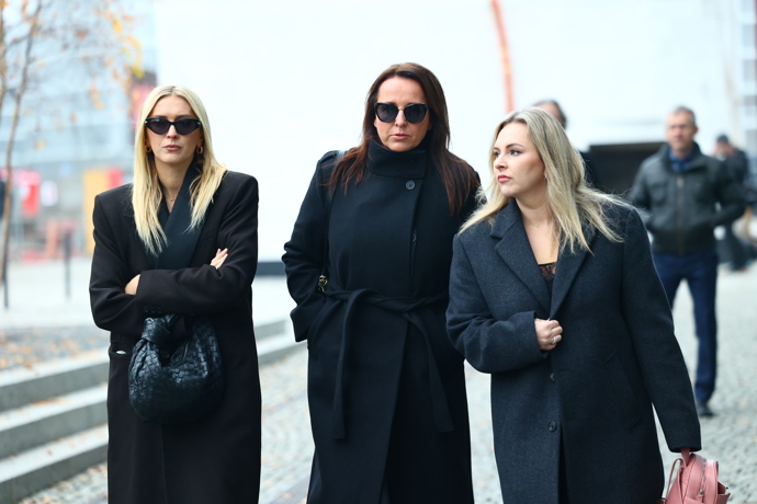 FOTO: Moderátorky Zorka Hejdová, Lucie Šilhánová a Katka Říhová společně odcházely z pohřbu Patrika Hezuckého. – stránka 32