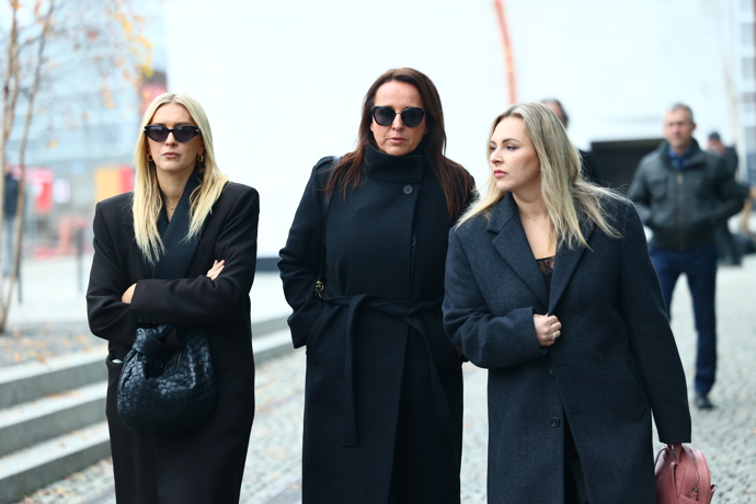FOTO: Moderátorky Zorka Hejdová, Lucie Šilhánová a Katka Říhová společně odcházely z pohřbu Patrika Hezuckého. – stránka 31