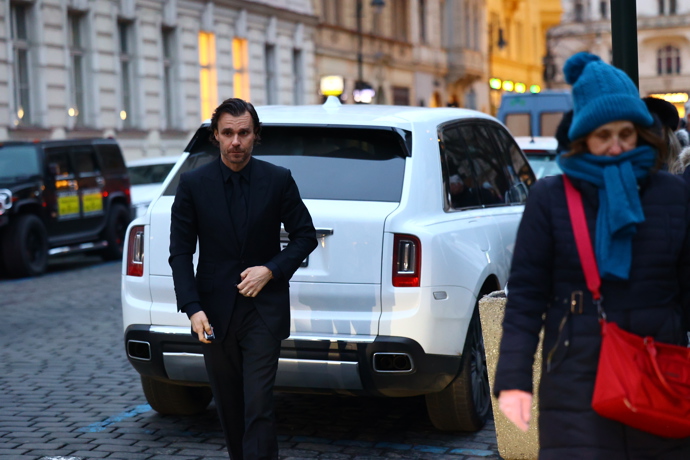 FOTO: Po pohřbu Patrika Hezuckého zavítali jeho přátelé a rodina do baru. – stránka 24