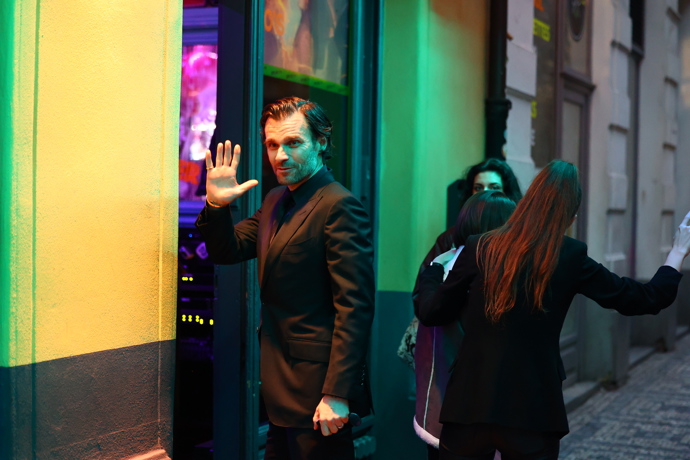 FOTO: Po pohřbu Patrika Hezuckého zavítali jeho přátelé a rodina do baru. – stránka 23