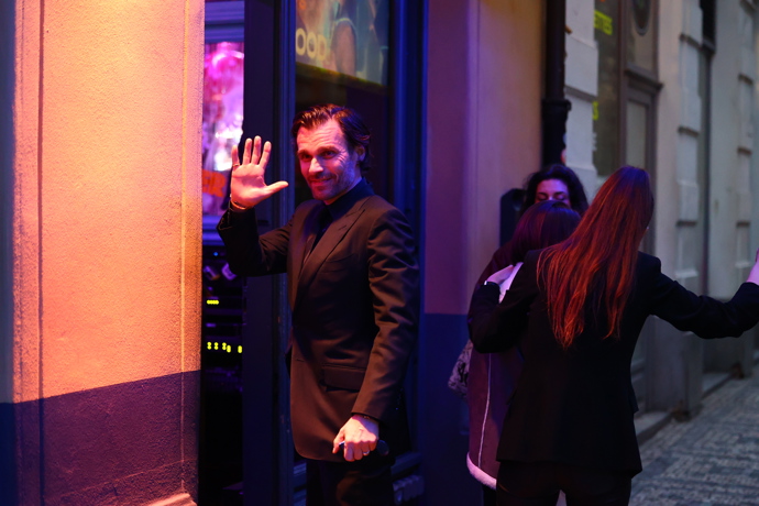 FOTO: Po pohřbu Patrika Hezuckého zavítali jeho přátelé a rodina do baru. – stránka 22