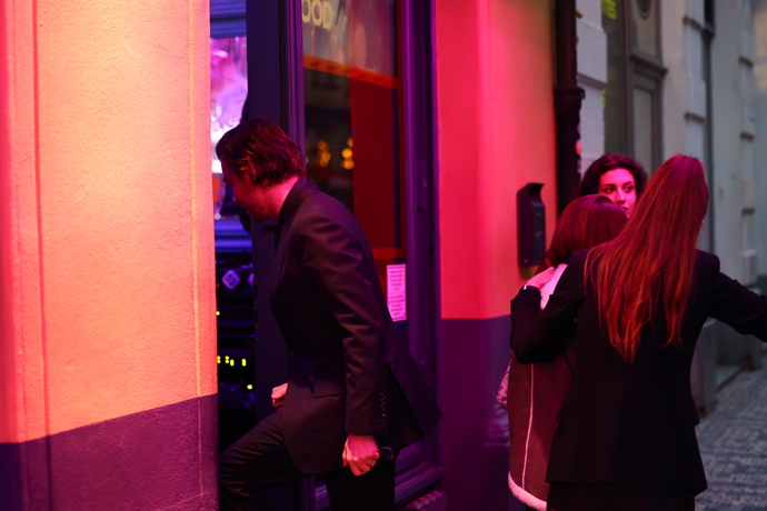 FOTO: Po pohřbu Patrika Hezuckého zavítali jeho přátelé a rodina do baru. – stránka 21