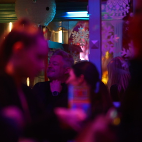 Po pohřbu Patrika Hezuckého zavítali jeho přátelé a rodina do baru. 