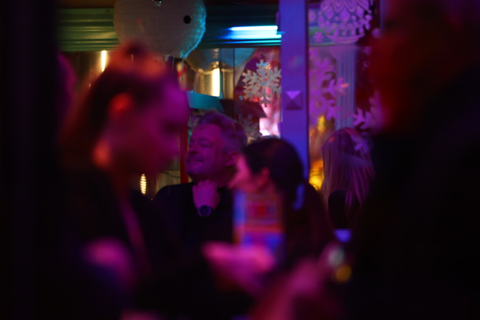 FOTO: Po pohřbu Patrika Hezuckého zavítali jeho přátelé a rodina do baru. – stránka 20