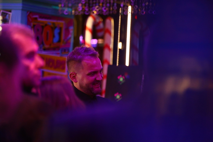 FOTO: Po pohřbu Patrika Hezuckého zavítali jeho přátelé a rodina do baru. – stránka 14