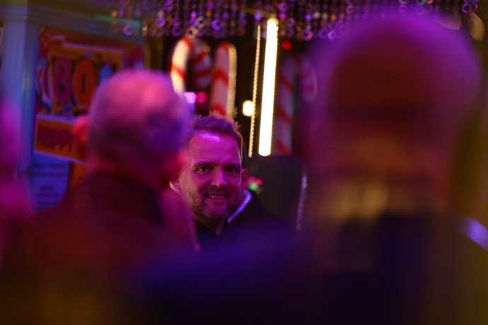 FOTO: Po pohřbu Patrika Hezuckého zavítali jeho přátelé a rodina do baru. – stránka 13