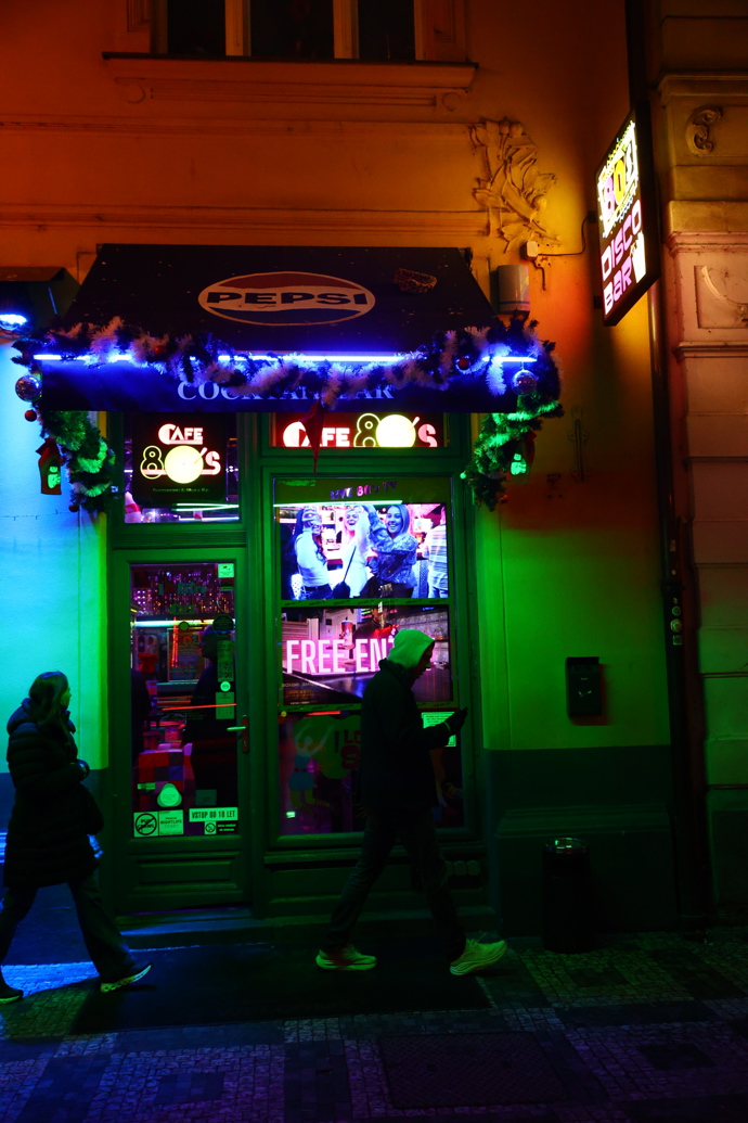 FOTO: Po pohřbu Patrika Hezuckého zavítali jeho přátelé a rodina do baru. – stránka 3