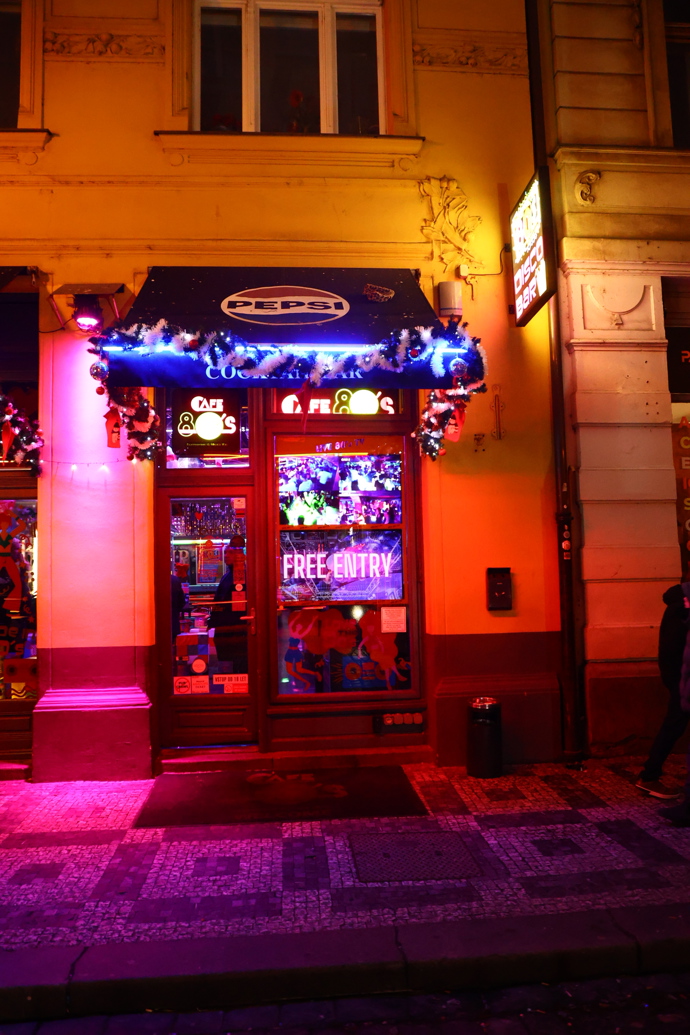 FOTO: Po pohřbu Patrika Hezuckého zavítali jeho přátelé a rodina do baru. – stránka 2