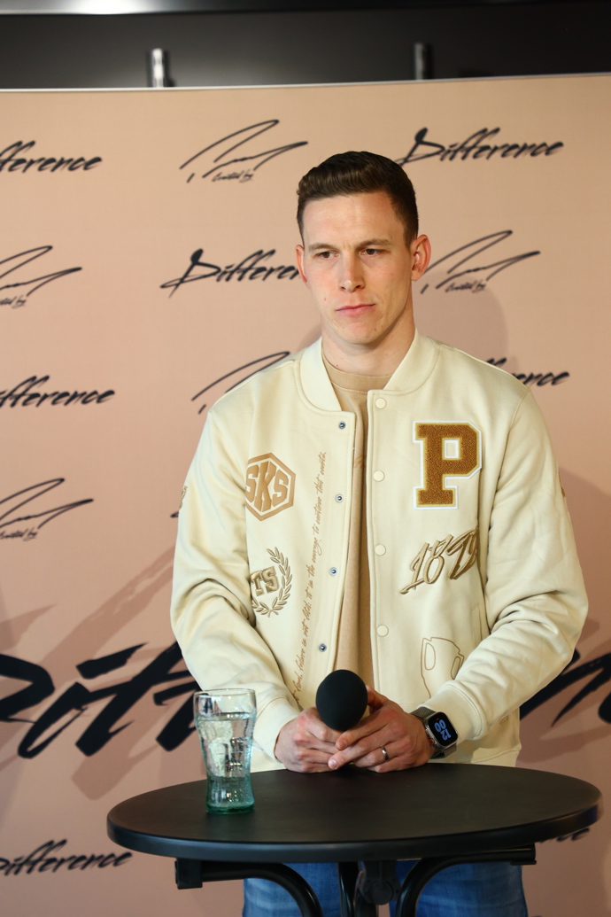 FOTO: Hvězda Slavie se rozhodla pomáhat prostřednictvím módy. – stránka 9