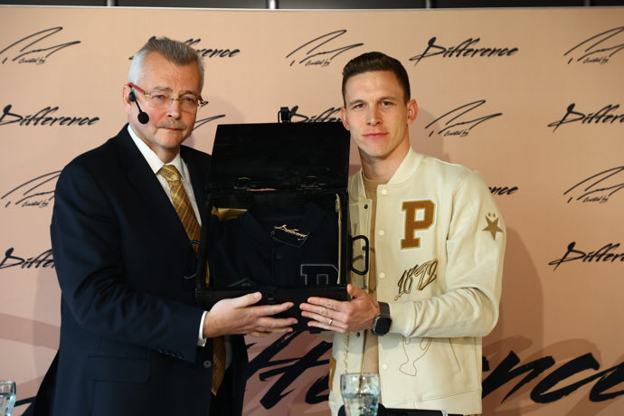 FOTO: Hlavním kouskem kolekce je stylový bomber. – stránka 3