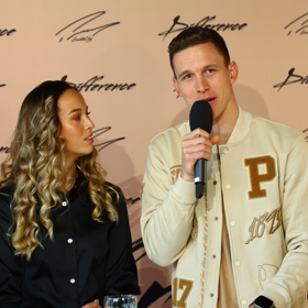 Každý prvek na bundě symbolizuje část jeho fotbalové cesty.