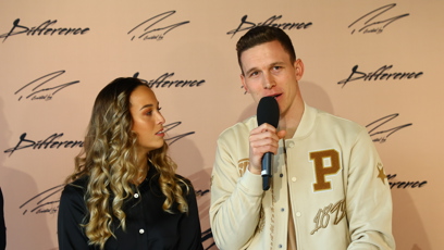 FOTO: Každý prvkem na bundě symbolizuje část jeho fotbalové cesty.