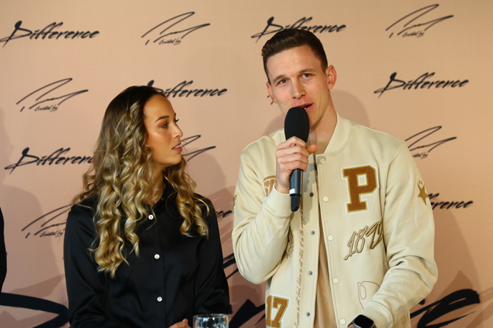 FOTO: Každý prvkem na bundě symbolizuje část jeho fotbalové cesty. – stránka 5