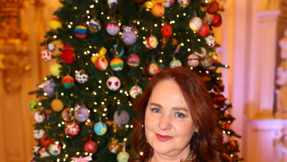 FOTO: Miriam Chytilová u vánočního stromečku.
