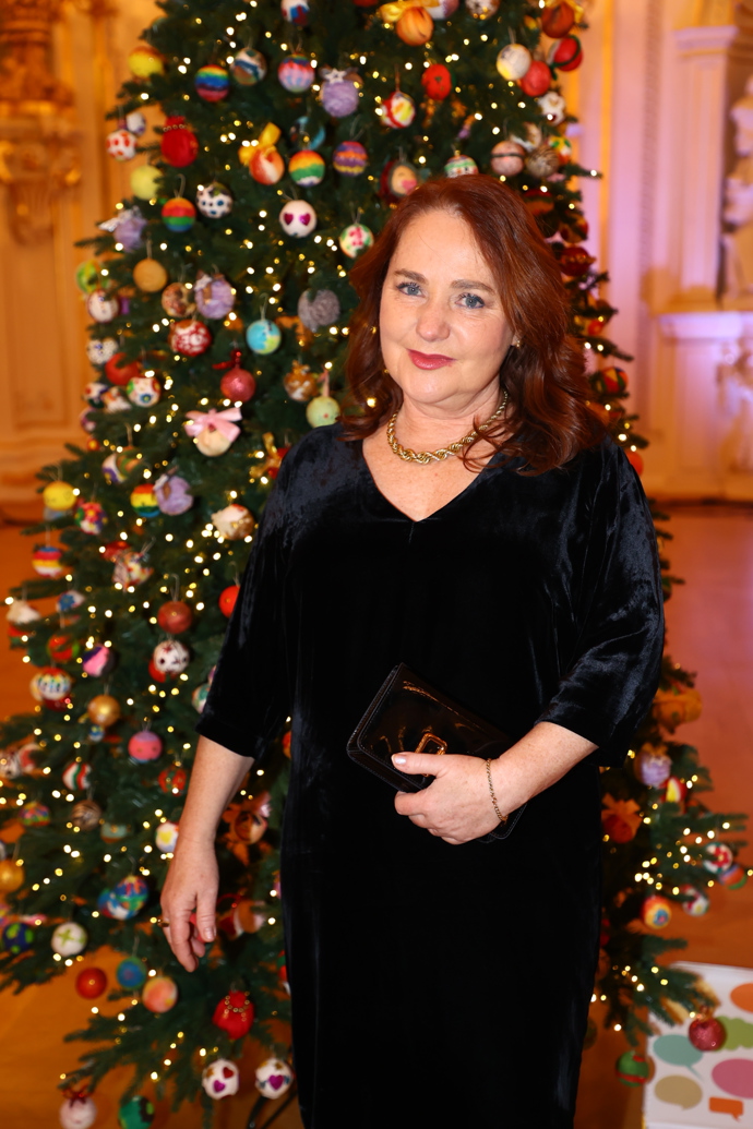 FOTO: Miriam Chytilová u vánočního stromečku. – stránka 2