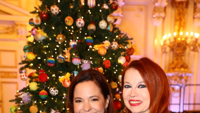 FOTO: Barbora Fišerová a Kristýna Janáčková u vánočního stromečku.
