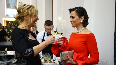 FOTO: Alex Mynářová si dala skleničku vína.