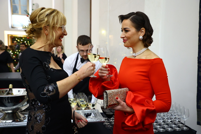 FOTO: Alex Mynářová si dala skleničku vína. – stránka 3