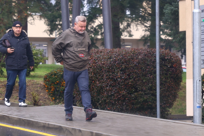 FOTO: Miloš Pokorný měl zasmušilý výraz. – stránka 22