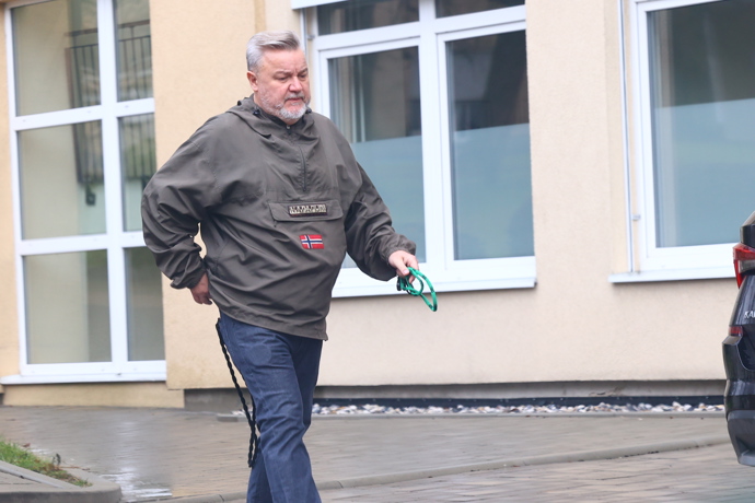 FOTO: Miloš Pokorný při odchodu z benešovské nemocnice. – stránka 19