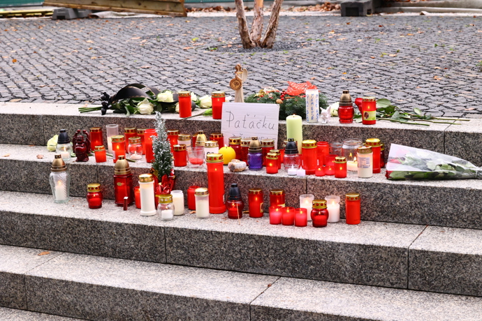 FOTO: Pietní místo na památku Patrika Hezuckého. – stránka 295