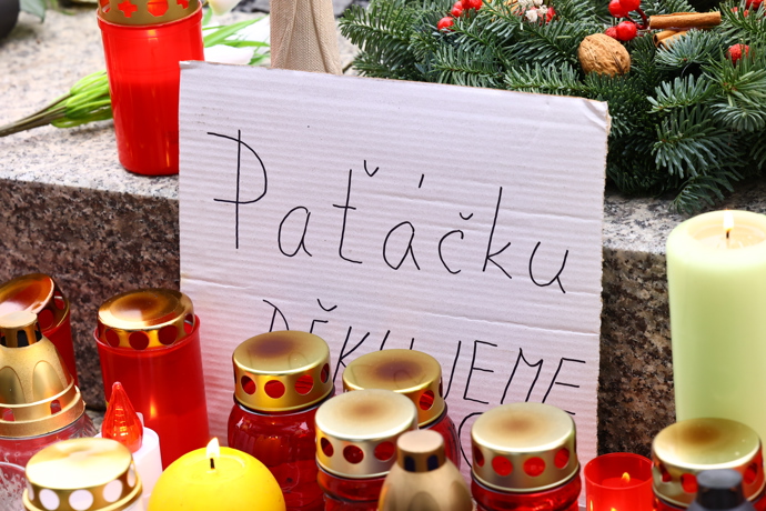 FOTO: Na místě je řada dojemných vzkazů. – stránka 294