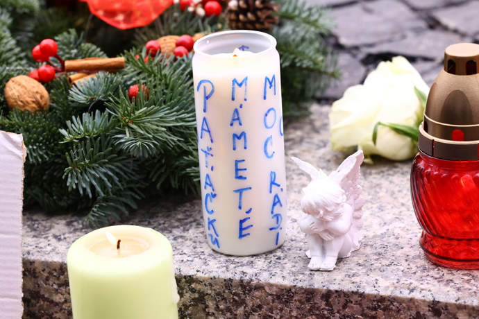 FOTO: Pietní místo na Patrika Hezuckého. – stránka 292