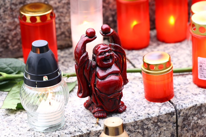 FOTO: Svíčky a další předměty na památku Patrika Hezuckého. – stránka 290