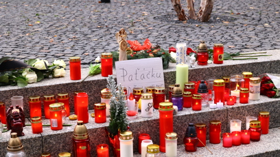 FOTO: Pietní místo před sídlem Evropy 2.