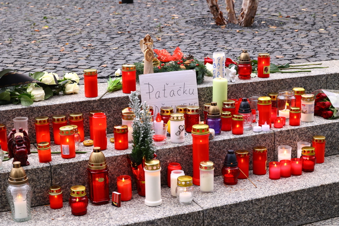 FOTO: Pietní místo před sídlem Evropy 2. – stránka 289